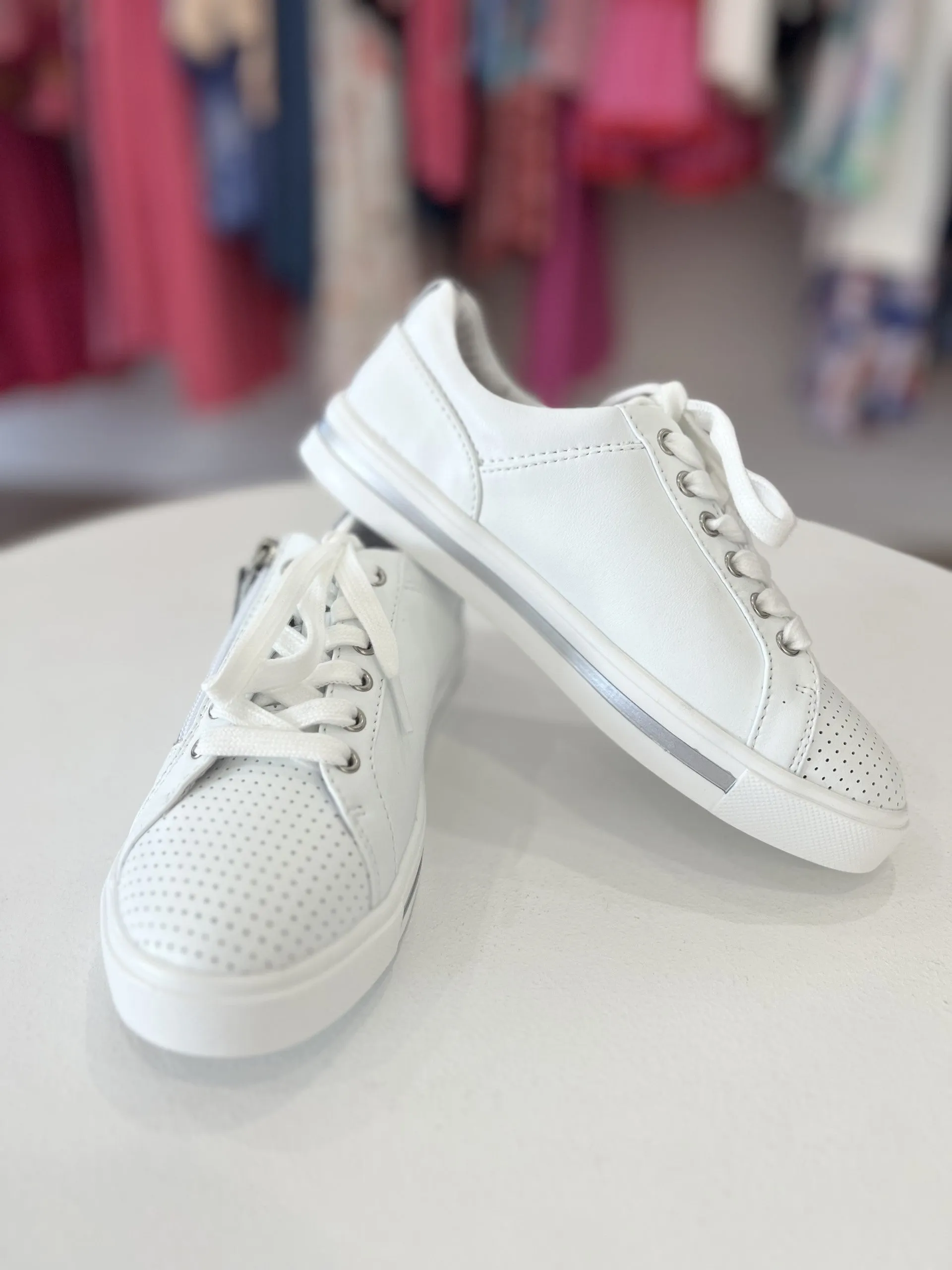 KIKI TRAINER || WHITE