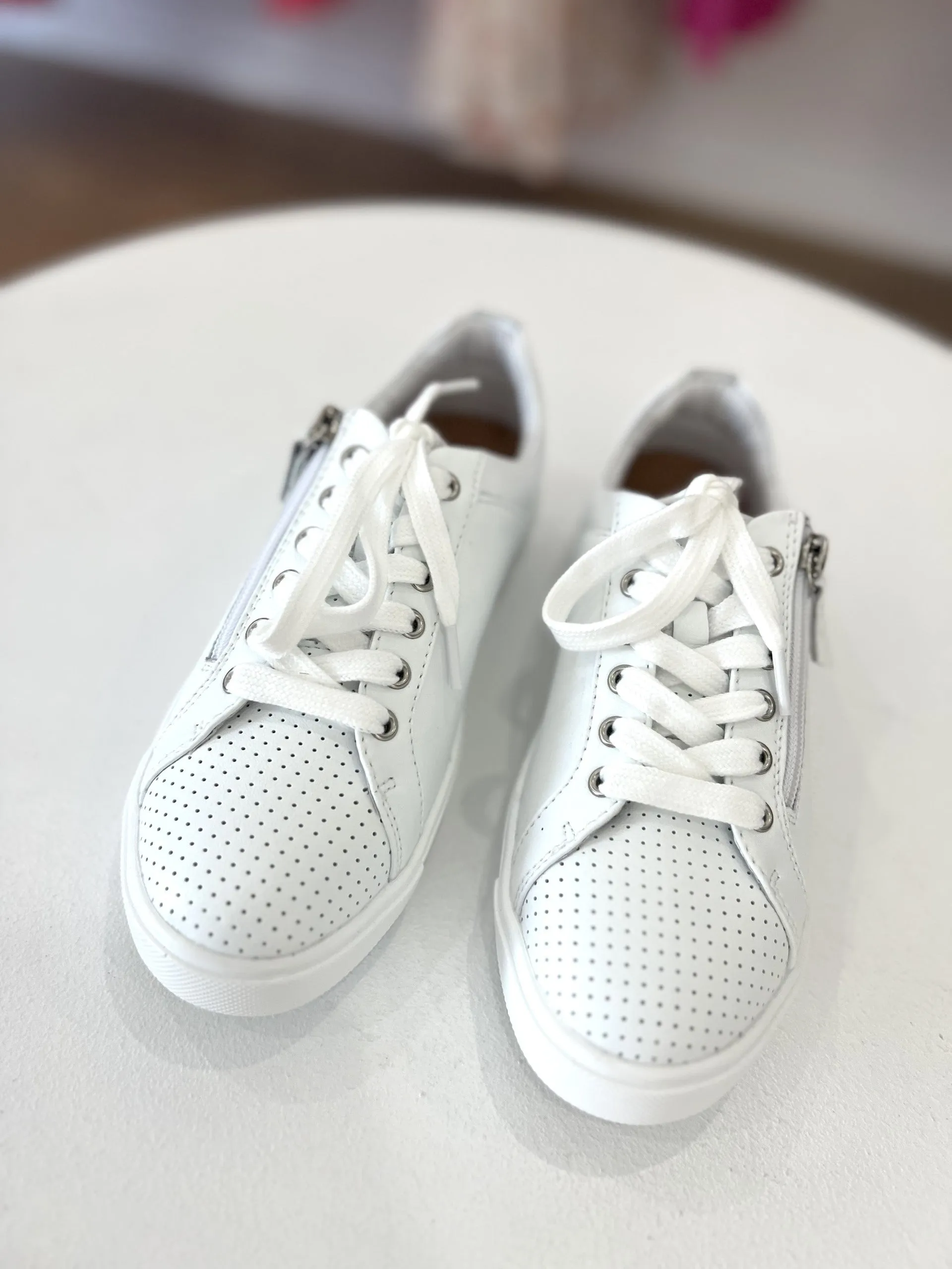 KIKI TRAINER || WHITE